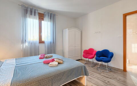 Villa Mihael: Camera Da Letto, Mobilia, Camera, Proprietà, Letto, Interior Design, Lenzuolo, Pavimento, Telaio Del Letto, Casa