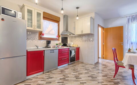 Villa Mihael: Camera, Proprietà, Mobilia, Controsoffitto, Pavimento, Cucina, Cabinetry, Interior Design, Costruzione, Piastrella