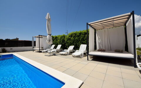 Queen Ahn with Heated Pool: Cielo, Acqua, Proprietà, Costruzione, Shade, Mobili Da Esterno, Tempo Libero, Rettangolo, Piscina, Immobiliare