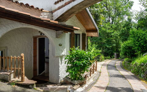 Leggiuno 605: Proprietà, Costruzione, Casa, Casa, Immobiliare, Architettura, Estate, Zona Residenziale, Portico, Cortile