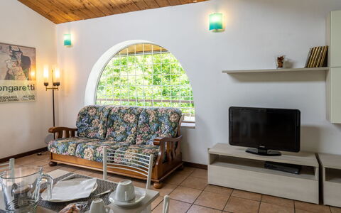 Leggiuno 605: Camera, Proprietà, Mobilia, Soggiorno, Interior Design, Costruzione, Casa, Soffitto, Tavolo, Immobiliare