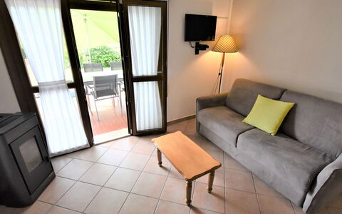 Lago D'Idro 649: Mobilia, Proprietà, Divano, Cornice, Costruzione, Comfort, Legna, Pianta, Lampada, Illuminazione