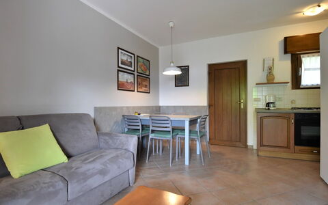 Lago D'Idro 649: Mobilia, Tavolo, Proprietà, Divano, Cabinetry, Cornice, Legna, Controsoffitto, Illuminazione, Interior Design