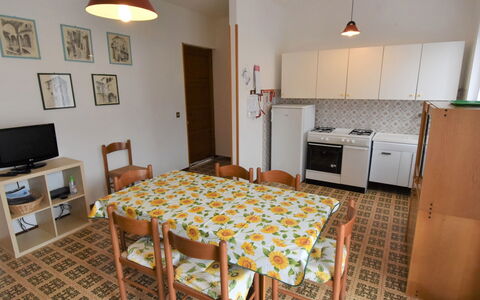 Villa Martinelli: Mobilia, Cabinetry, Cassetto, Tavolo, Legna, Cucina, Illuminazione, Cornice, Sedia, Interior Design