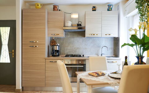 Casa del Pergulin (Lmz325): Proprietà, Mobilia, Tavolo, Controsoffitto, Cabinetry, Pianta, Interior Design, Cucina, Legna, Architettura