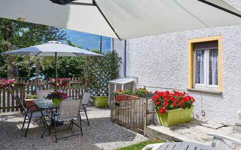 Casa del Pergulin (Lmz325): Pianta, Mobilia, Proprietà, Fiore, Finestra, Sedia, Vaso Di Fiori, Tavolo, Shade, Mobili Da Esterno