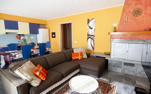 Bellavista: Divano, Tavolo, Proprietà, Mobilia, Cornice, Soggiorno, Divano Letto, Interior Design, Arancia, Comfort