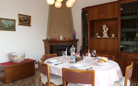 Gialla: Camera, Sala Da Pranzo, Mobilia, Proprietà, Tavolo, Interior Design, Cucina & Sala Da Pranzo Tavolo, Costruzione, Immobiliare, Ristorante