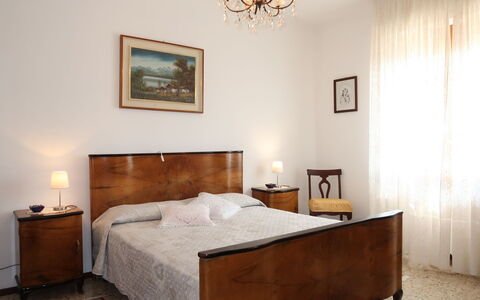 Gialla: Camera Da Letto, Mobilia, Letto, Camera, Lenzuolo, Materasso, Bedding, Proprietà, Telaio Del Letto, Interior Design