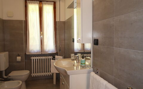 Gialla: Bagno, Camera, Proprietà, Interior Design, Costruzione, Piastrella, Architettura, Idraulico Fixture, Pavimento, Parete