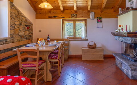 Rinaldo: Proprietà, Mobilia, Tavolo, Legna, Finestra, Interior Design, Pavimento, Pavimentazione, Costruzione, Latifoglie