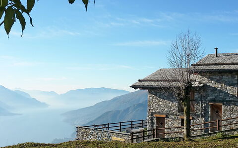 Gravedona 744: Montagna, Cielo, Casa, Hill Station, Albero, Catena Montuosa, Area Rurale, Collina, Paesaggio, Alpi