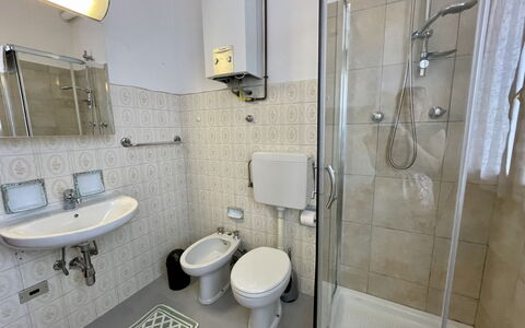 Romina (Dma175): Idraulico Fixture, Lavello, Proprietà, Rubinetto, Specchio, Lavandino Del Bagno, Bagno, Costruzione, Doccia Porta, Gabinetto