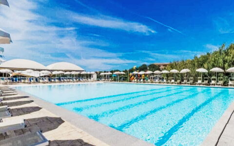 Baia delle Mimose: Acqua, Cielo, Nube, Piscina, Blu, Pianta, Azzurro, Rettangolo, Tempo Libero, Aqua