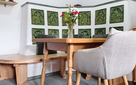 Eusch: Mobilia, Pavimentazione, Interior Design, Sedia, Pavimento, Legna, Tavolo, Illuminazione, Sala Da Pranzo, Camera