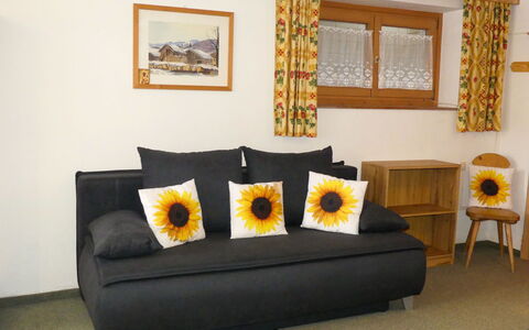 Eusch: Cornice, Mobilia, Divano, Proprietà, Decorazione, Pianta, Comfort, Interior Design, Tessile, Legna