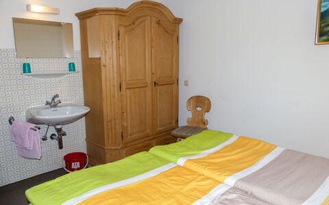 Eusch: Specchio, Mobilia, Proprietà, Lavello, Rubinetto, Cabinetry, Idraulico Fixture, Comfort, Costruzione, Cornice