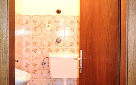 Saalfelden am Steinernen Meer 613: Bagno, Proprietà, Camera, Gabinetto, Idraulico Fixture, Architettura, Porta, Toilet Seat, Interior Design, Piastrella