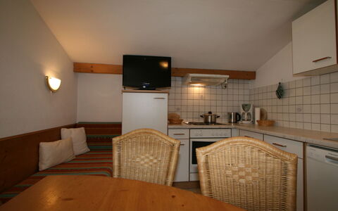 Martina: Mobilia, Cabinetry, Proprietà, Tavolo, Legna, Interior Design, Pavimentazione, Comfort, Televisione, Pavimento
