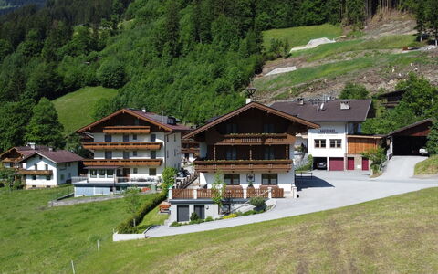 Mayrhofen 832: Mobilia, Tavolo, Finestra, Proprietà, Sedia, Costruzione, Tavolo Esterno, Mobili Da Esterno, Erba, Pianta