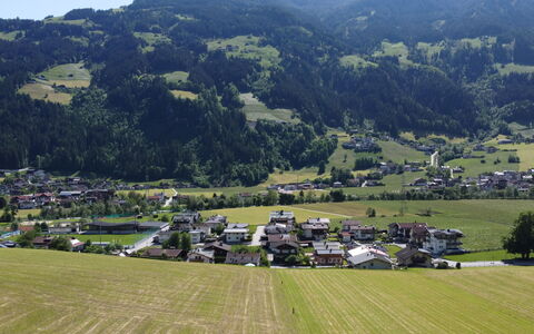 Mayrhofen 832: Mobilia, Tavolo, Finestra, Proprietà, Sedia, Costruzione, Tavolo Esterno, Mobili Da Esterno, Erba, Pianta