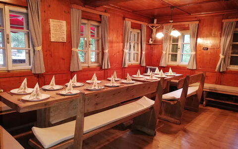 Geislerhütte: Tavolo, Finestra, Legna, Latifoglie, Cornice, Soffitto, Vernice, Pavimentazione, Evento, Sala Da Pranzo