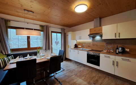 Lehen: Cabinetry, Controsoffitto, Mobilia, Finestra, Elettrodomestico Da Cucina, Cucina, Legna, Cucina Stufa, Interior Design, Pavimentazione
