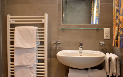 Niederhof: Marrone, Specchio, Rubinetto, Idraulico Fixture, Proprietà, Lavello, Lavandino Del Bagno, Bagno, Viola, Legna
