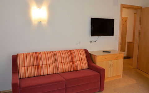 Georg: Mobilia, Divano, Comfort, Cabinetry, Legna, Pavimentazione, Soggiorno, Pavimento, Costruzione, Lampada