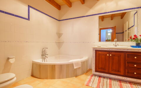Sa Rota: Vasca Da Bagno, Cabinetry, Idraulico Fixture, Proprietà, Controsoffitto, Rubinetto, Costruzione, Comfort, Bagno, Mobiletto Del Bagno