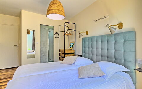 Indigo-Vue Mer et Piscine Chauffée: Mobilia, Proprietà, Comfort, Azzurro, Telaio Del Letto, Legna, Tessile, Lampada, Interior Design, Cabinetry
