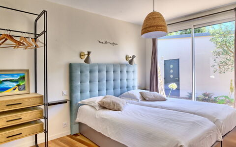 Indigo-Vue Mer et Piscine Chauffée: Mobilia, Proprietà, Comfort, Cabinetry, Azzurro, Costruzione, Blu, Legna, Telaio Del Letto, Interior Design
