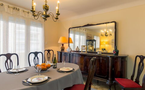 Les Glénans: Costruzione, Finestra, Comfort, Legna, Televisione, Soggiorno, Interior Design, Casa, Divano, Pavimento
