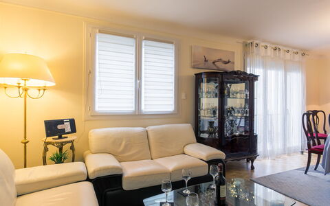 Les Glénans: Costruzione, Finestra, Comfort, Legna, Televisione, Soggiorno, Interior Design, Casa, Divano, Pavimento