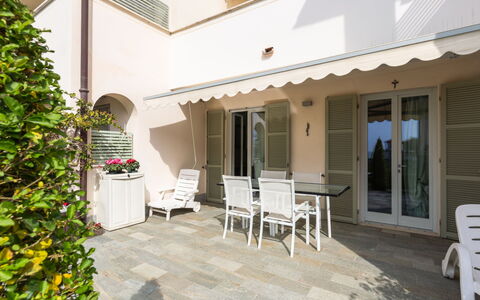 Cristina: Pianta, Proprietà, Mobilia, Costruzione, Sedia, Vaso Di Fiori, Pianta Della Casa, Shade, Architettura, Interior Design
