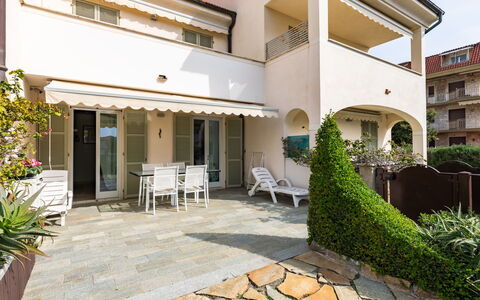 Cristina: Pianta, Costruzione, Proprietà, Finestra, Interior Design, Sedia, Casa, Cielo, Shade, Zona Residenziale