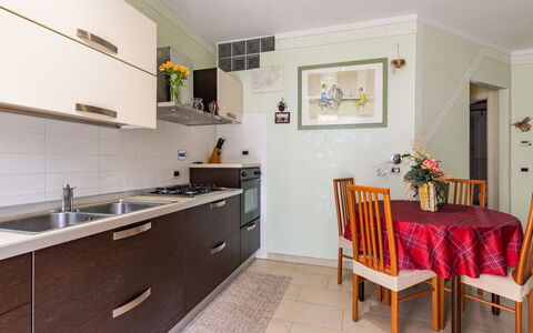 Cristina: Cabinetry, Controsoffitto, Mobilia, Tavolo, Lavello, Rubinetto, Costruzione, Pianta, Pianta Della Casa, Sedia