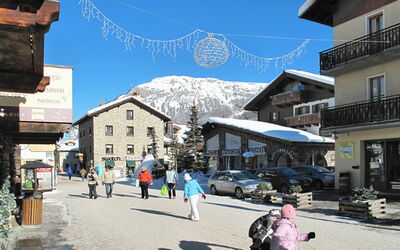 Livigno 694: Cittadina, Insediamento Umano, Turismo, Strada, Costruzione, Città, Montagna, Catena Montuosa