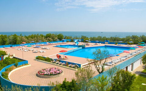 Rosolina Mare 620: Cielo, Acqua, Pianta, Nube, Azzurro, Piscina, Albero, Ricreazione, Tempo Libero, Urban Design