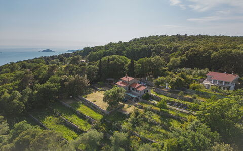 Casa Marepietra: Cielo, Montagna, Giorno, Costruzione, Pianta, Paesaggio Naturale, Casa, Vegetazione, Highland, Albero