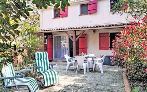 Lacanau 200: Casa, Villetta, Giardino, Sedia, Mobili Da Esterno, Backyard, Shade, Cortile, Tavolo Esterno, Landscaping