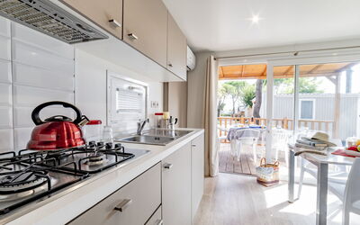 Centro Vacanze Isuledda 651.7: Cabinetry, Controsoffitto, Proprietà, Mobilia, Rubinetto, Lavandino Della Cucina, Lavello, Cucina, Idraulico Fixture, Legna