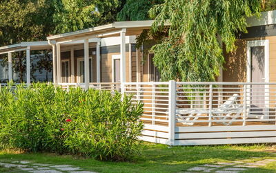 Centro Vacanze Isuledda 651.8: Costruzione, Cielo, Pianta, Tavolo, Finestra, Azzurro, Shade, Architettura, Legna, Sedia