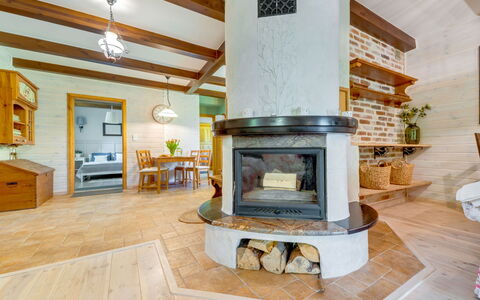 Zatylówka Dom Na Wyspie: Interior Design, Legna, Pavimentazione, Soffitto, Mobilia, Pavimento, Camera, Soggiorno, Lampada, Sedia