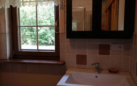 Zatylówka Dom Na Wyspie: Camera, Bagno, Proprietà, Interior Design, Finestra, Piastrella, Lavello, Idraulico Fixture, Finestra Trattamento, Casa