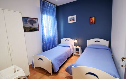 Etna View: Camera, Camera Da Letto, Blu, Mobilia, Letto, Proprietà, Interior Design, Lenzuolo, Parete, Costruzione