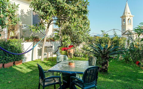Etna View: Proprietà, Albero, Immobiliare, Costruzione, Giardino, Casa, Erba, Backyard, Cortile, Tavolo