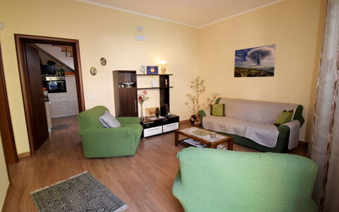 Luppinedda: Camera, Proprietà, Mobilia, Interior Design, Verde, Soggiorno, Costruzione, Pavimento, Casa, Immobiliare