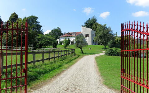 La Bertolina: Recinzione, Erba, Lotto, Cielo, Area Rurale, Cancello, Albero, Architettura, Paesaggio, Casa