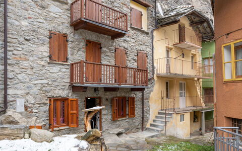 Ivan: Costruzione, Finestra, Legna, Architettura, Pianta, Porta, Brick, Urban Design, Condominio